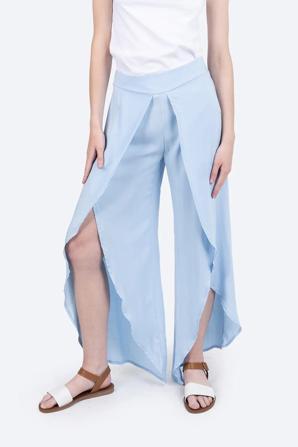 Pantalón pierna ancha con abertura