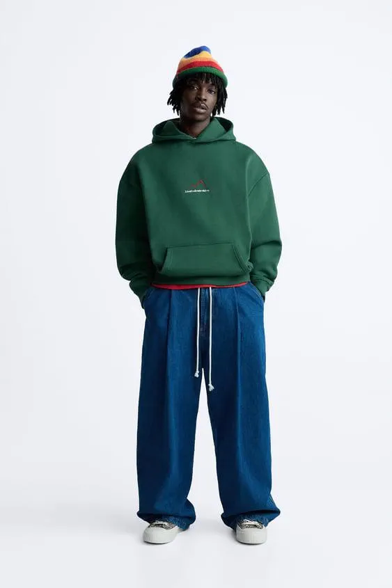 SUDADERA TEXTO ESTAMPADO CAPUCHA