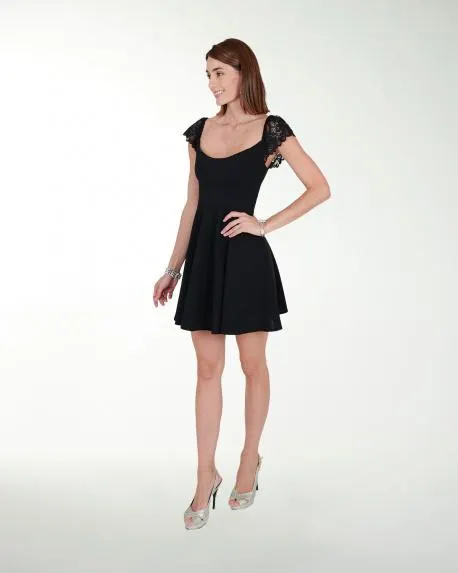 VESTIDO CASUAL LISO CON MANGAS DE ENCAJE