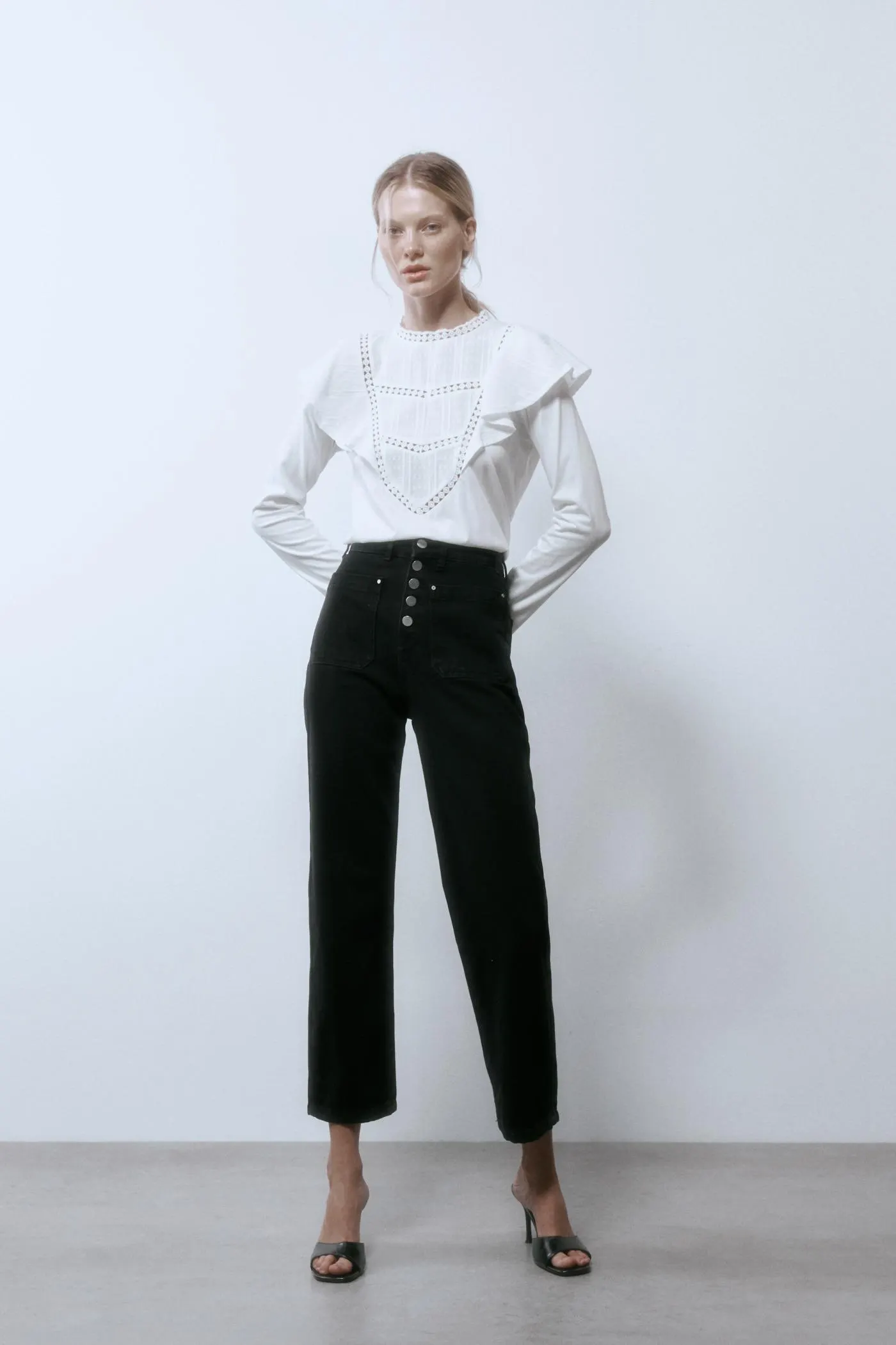 Camiseta volante bordada