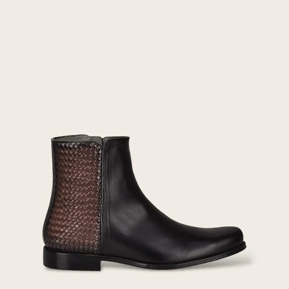 Bota en piel genuina con tejido.