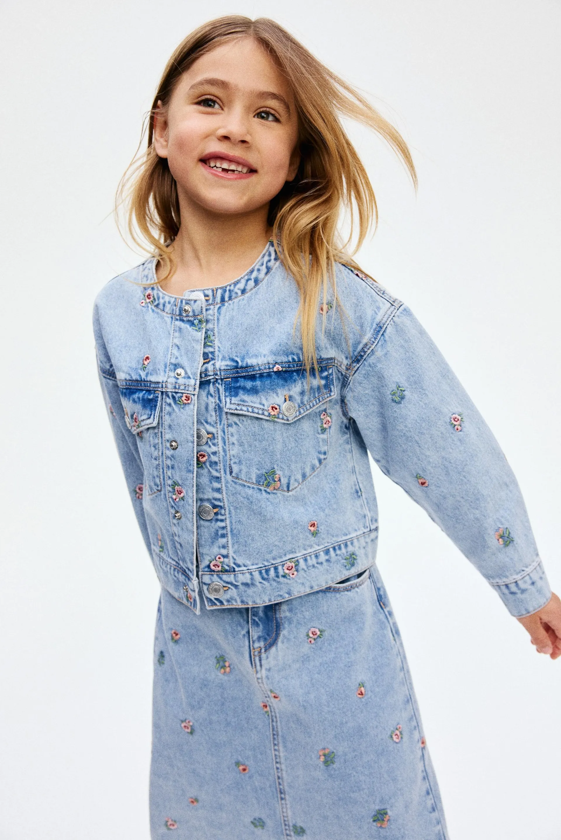 Chamarra de denim con diseño bordado