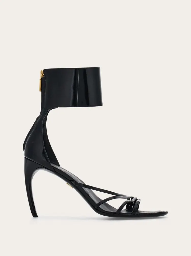 Sandalias con tacón curvado