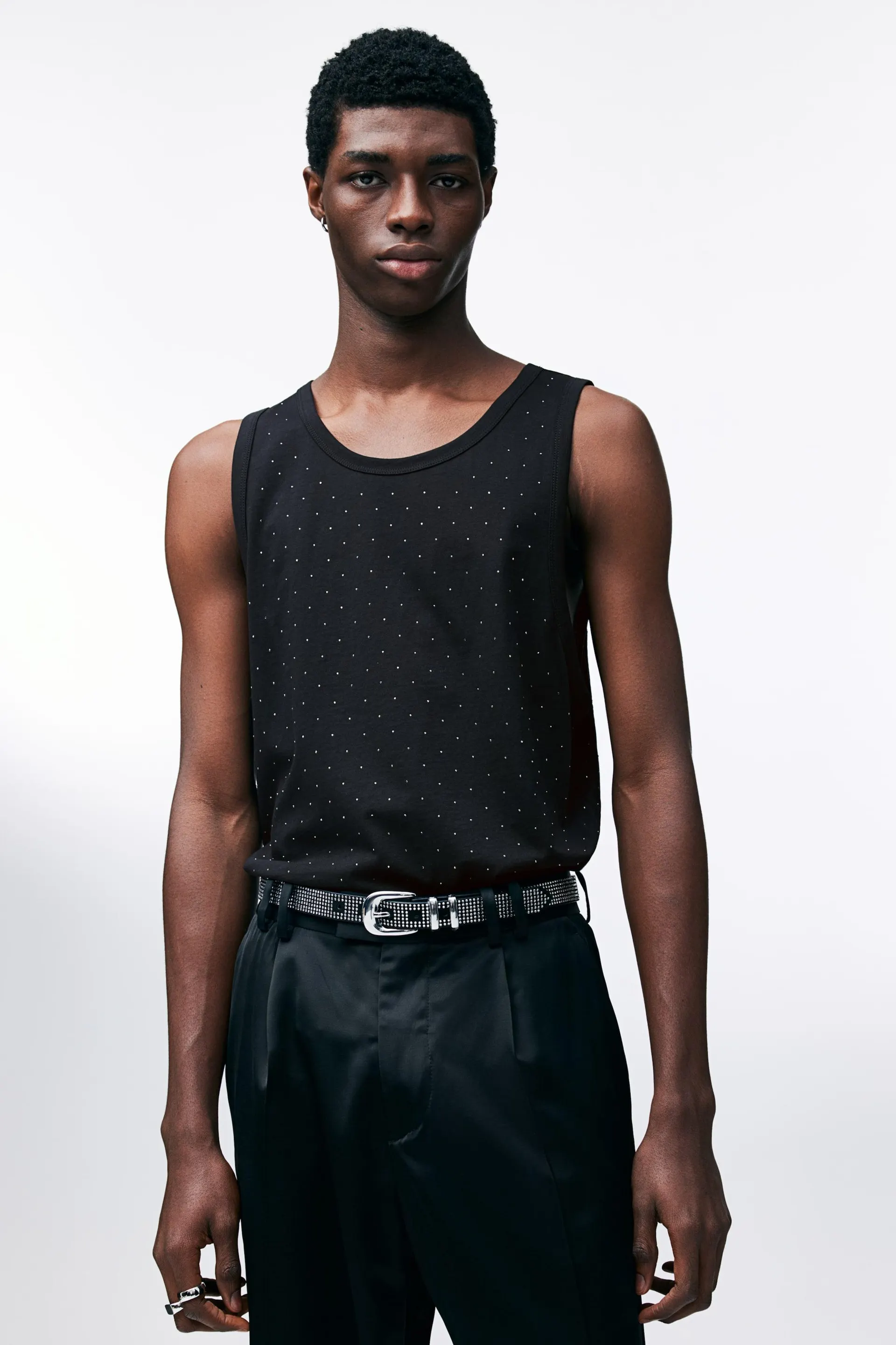 Playera Regular Fit sin mangas con pedrería