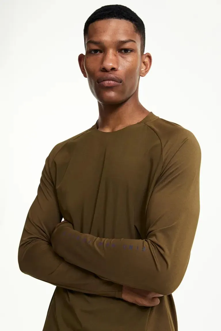 Playera deportiva en DryMove™