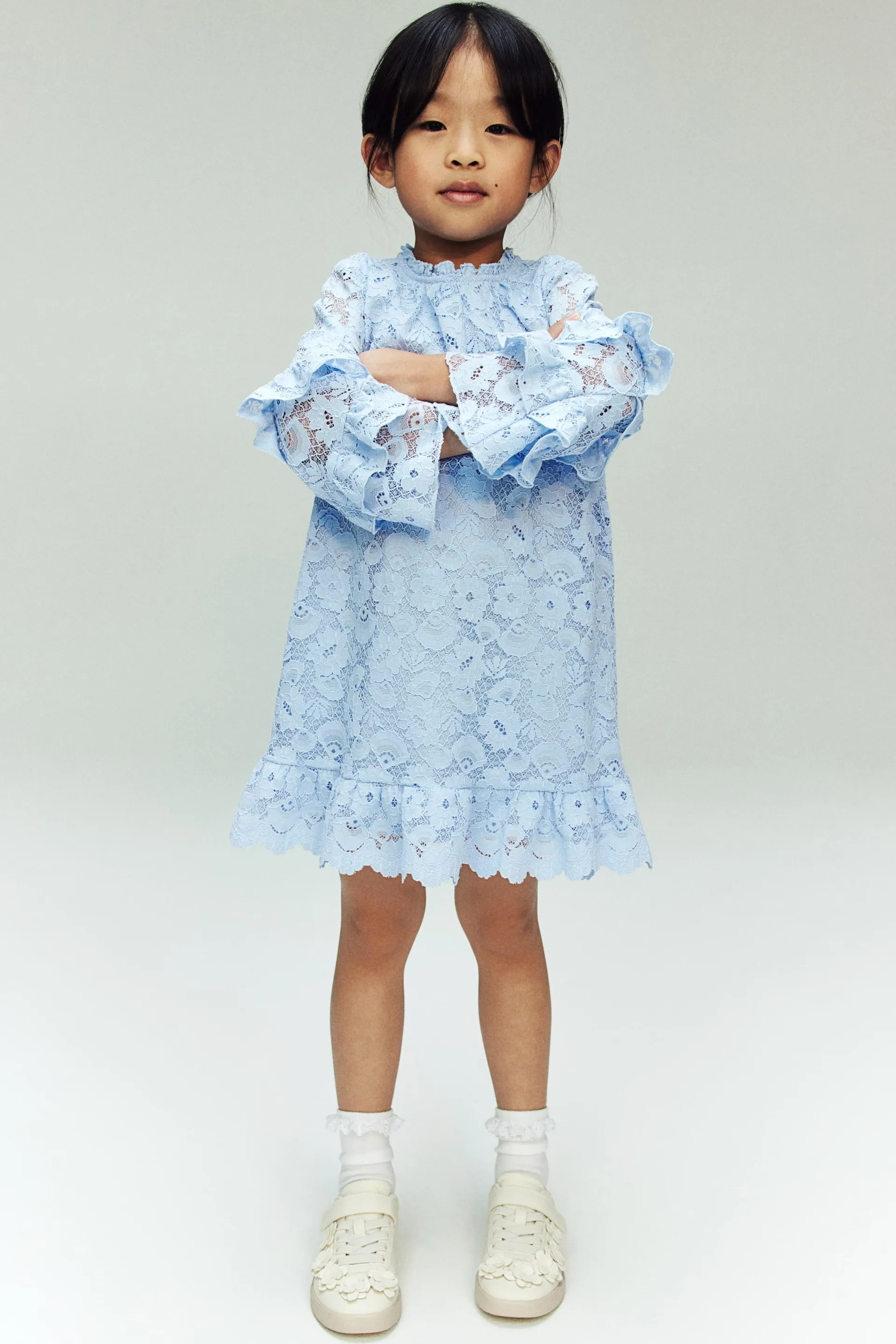 Vestido de encaje con olanes