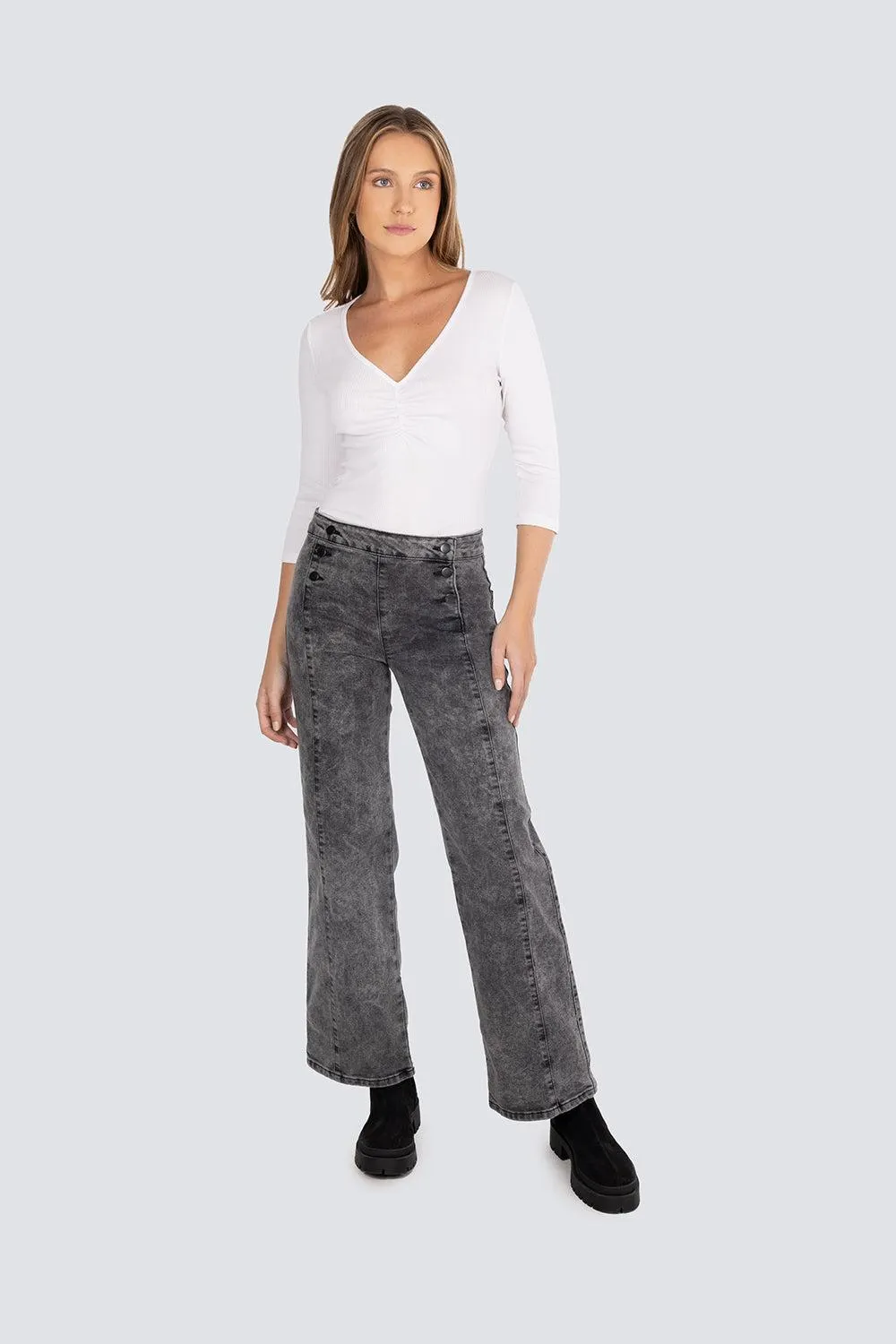 Jeans pierna ancha con botones