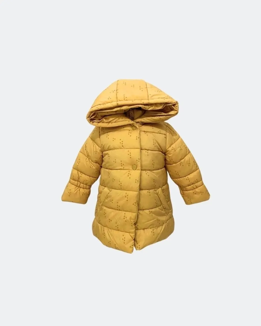 Chamarra amarilla con botones y gorro