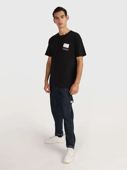 Playera con logo estampado de hombre