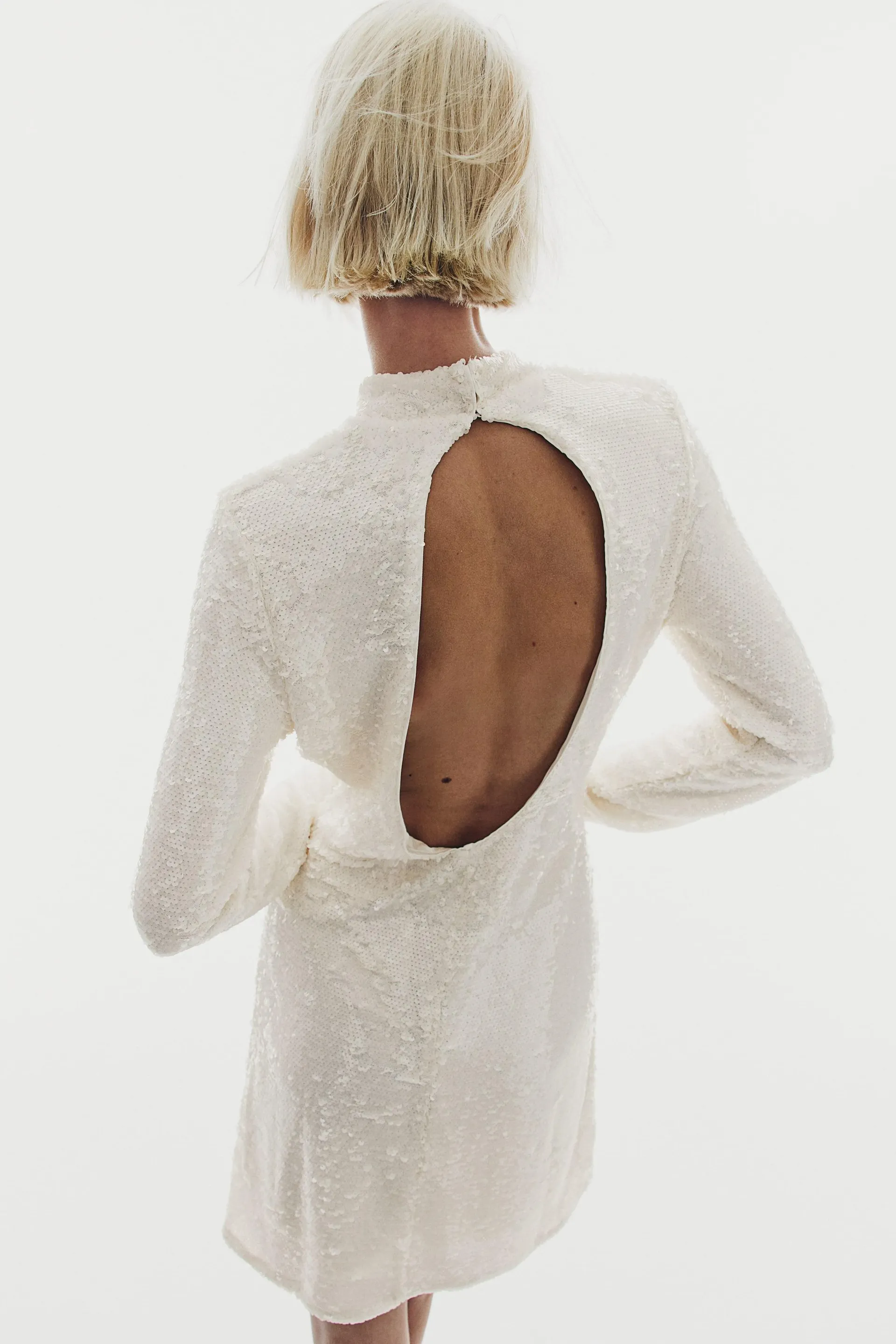 Vestido de cuello alto con lentejuelas