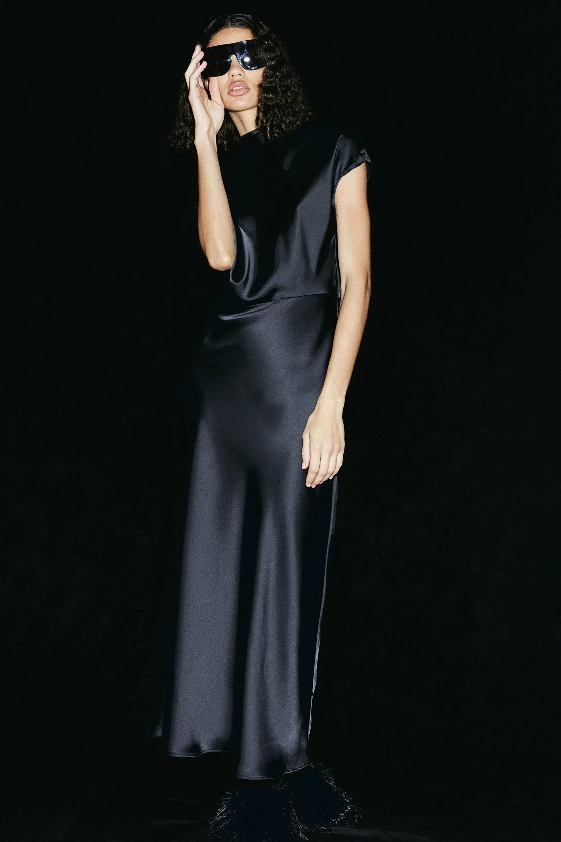 Vestido de satín con lazos