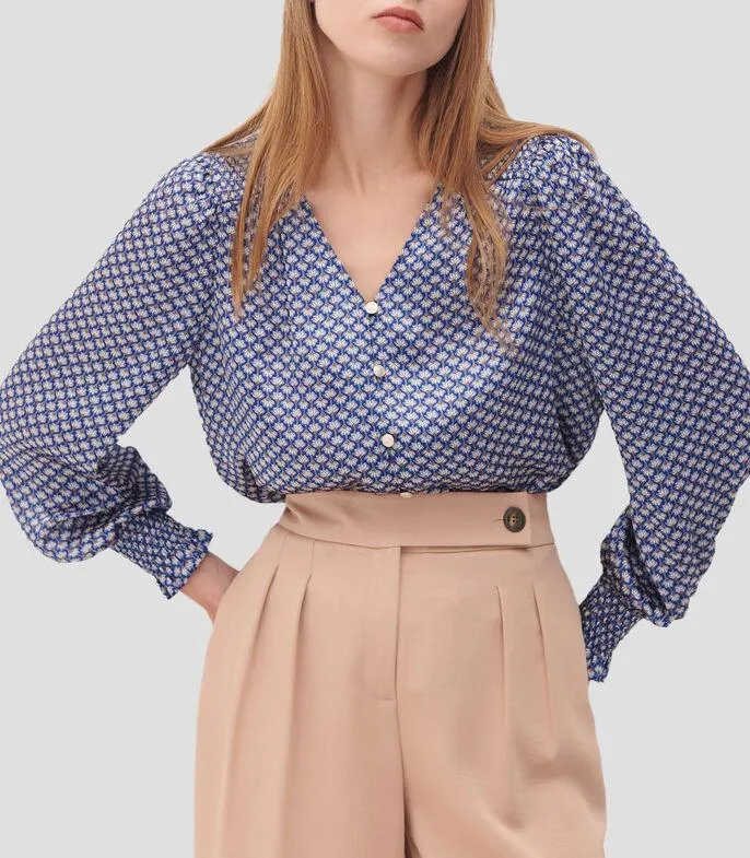 Blusa de satín estampada con escote V y detalles enresortados Mujer