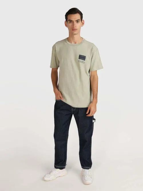 Playera con logo estampado de hombre