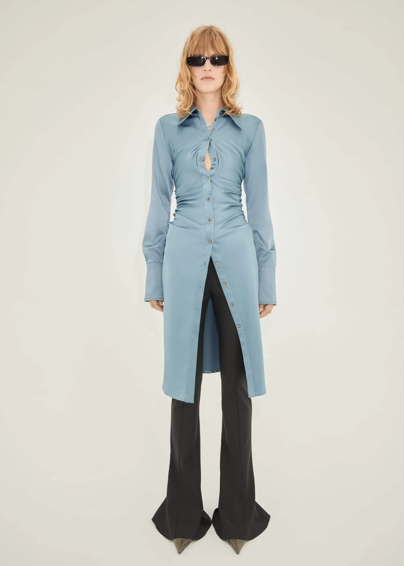 Vestido camisero satinado entallado