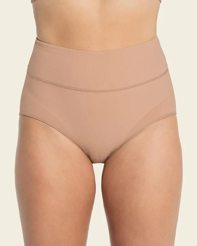 Panty faja de control moderado tiro alto en SkinFuse