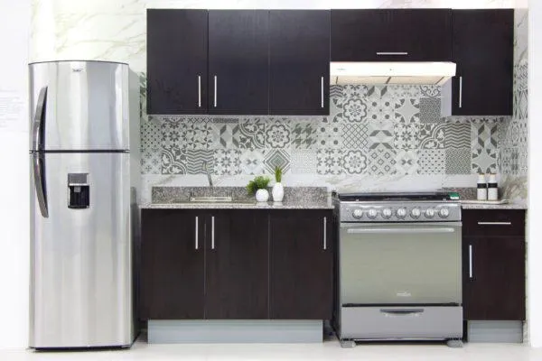 Cocina MEMPHIS puertas color Wengue cubierta LP mármol 2.40 Bekan