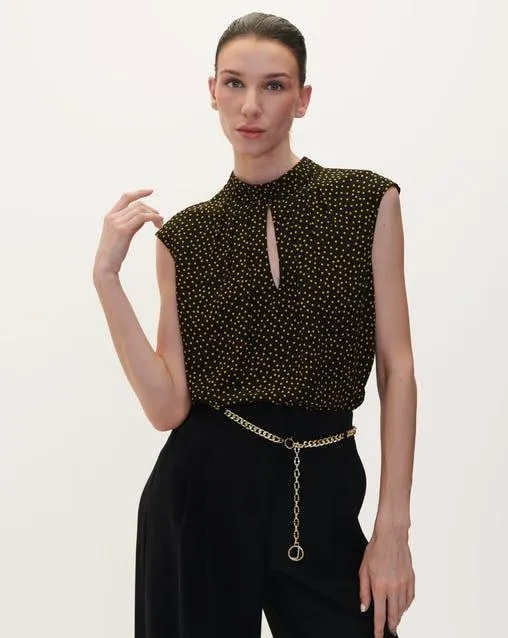 Blusa Cuello Alto De Lunares Con Abertura