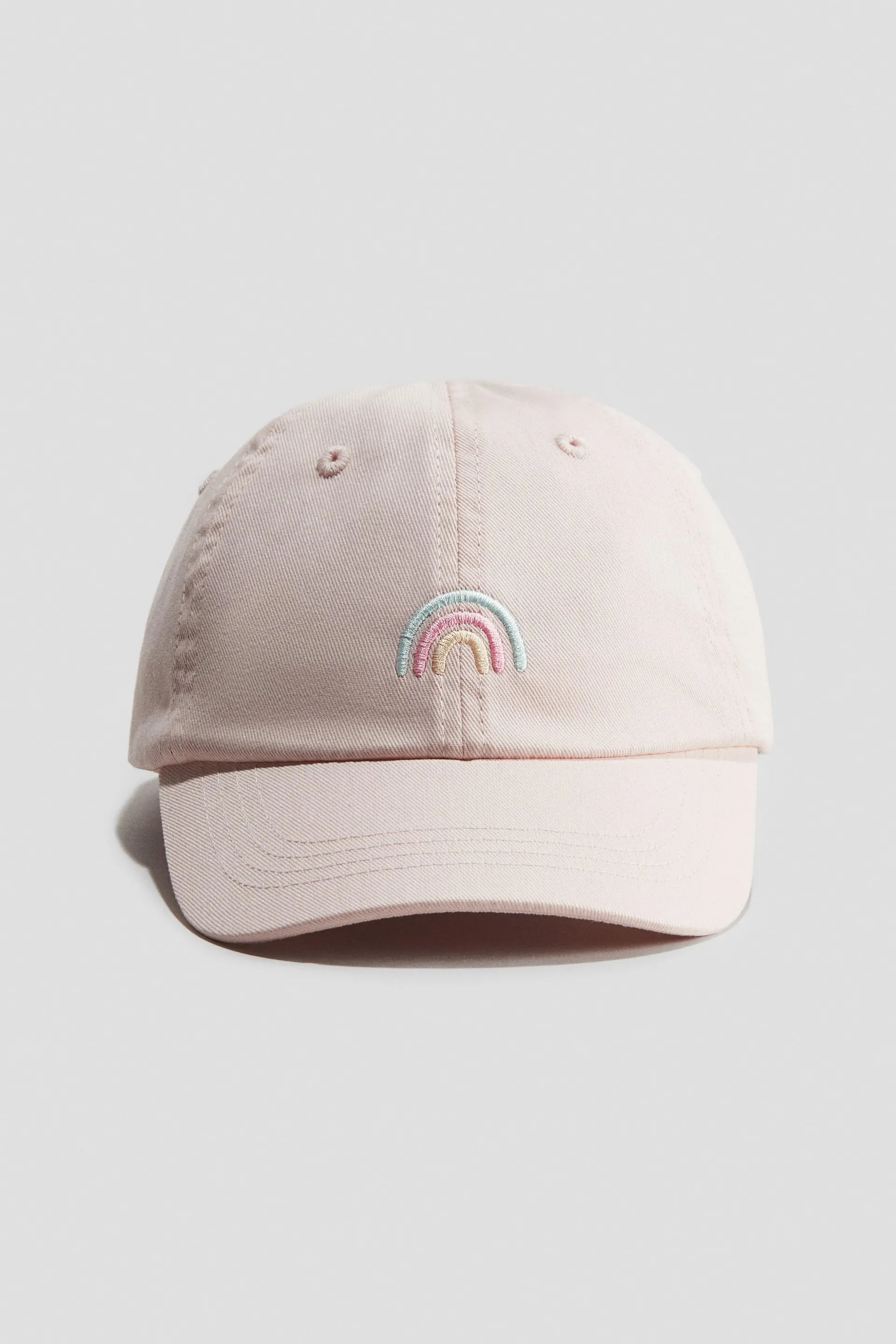 Gorra con diseño bordado