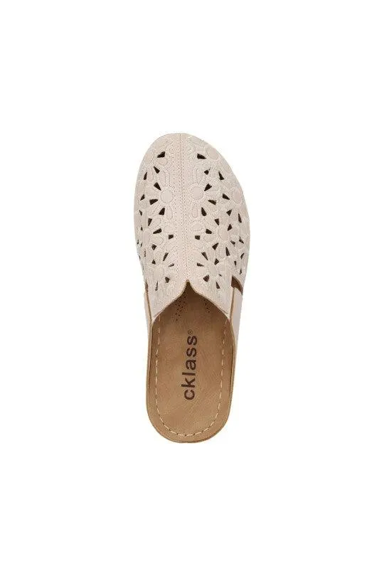 ZAPATO SUECO BEIGE CON PERFORADO 72217