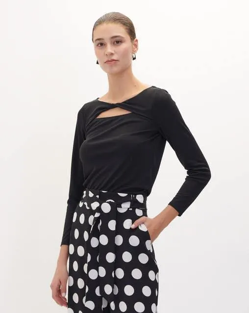 Blusa Negra De Punto Abertura Y Nudo En Escote