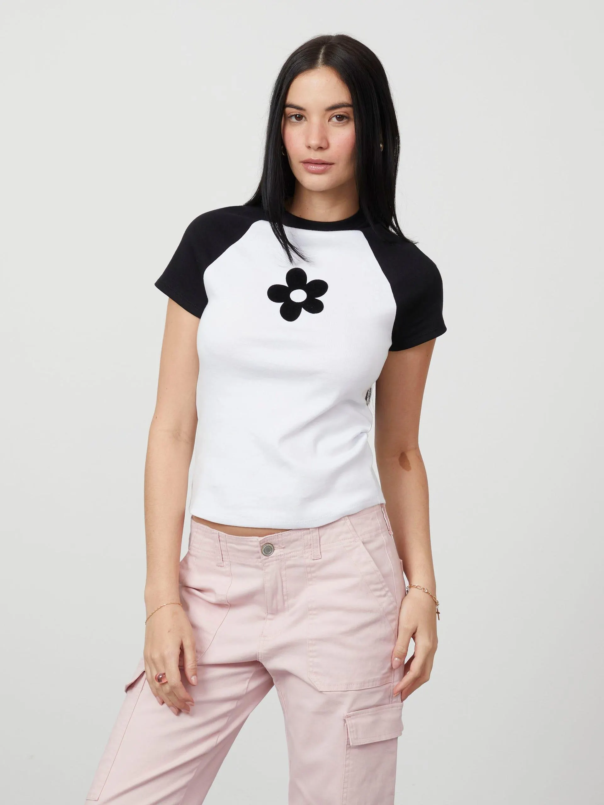 Playera Manga Corta Estampado de Flor Negra