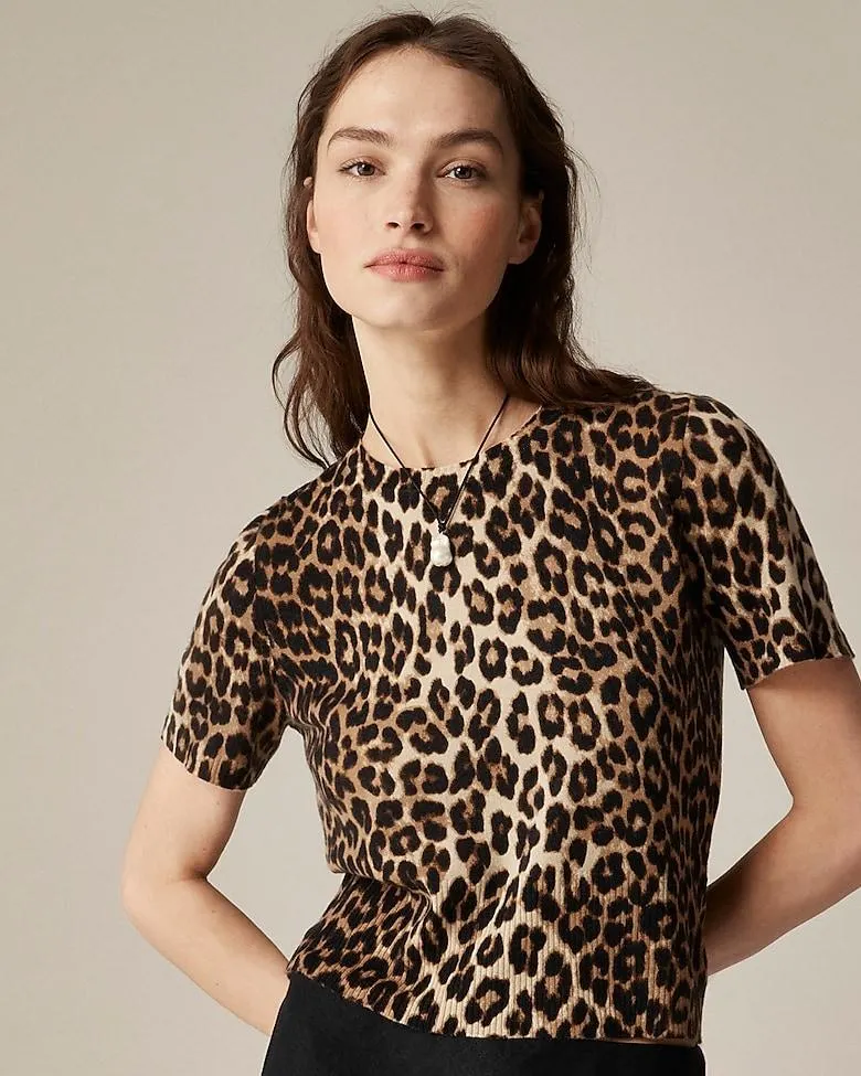 Featherweight cashmere shrunken T-shirt in leopard