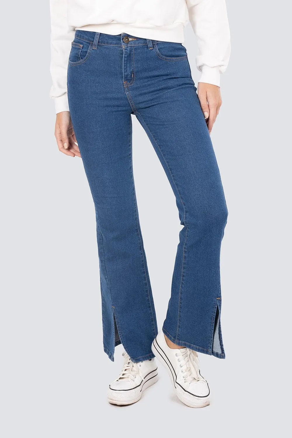 Jeans pierna ancha con abertura