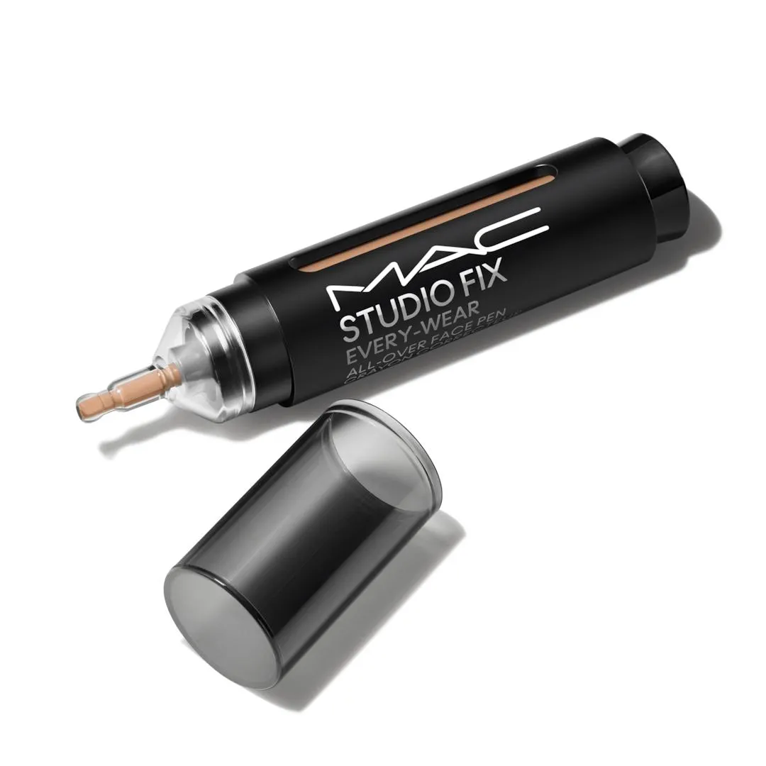 2 en 1 / Base y Corrector Studio Fix Every-Wear All-Over Face Pen