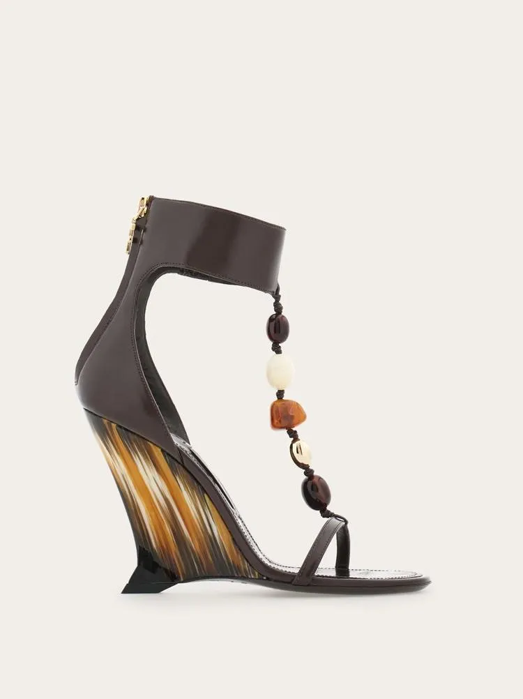 Sandalias con joya y tacón cuña