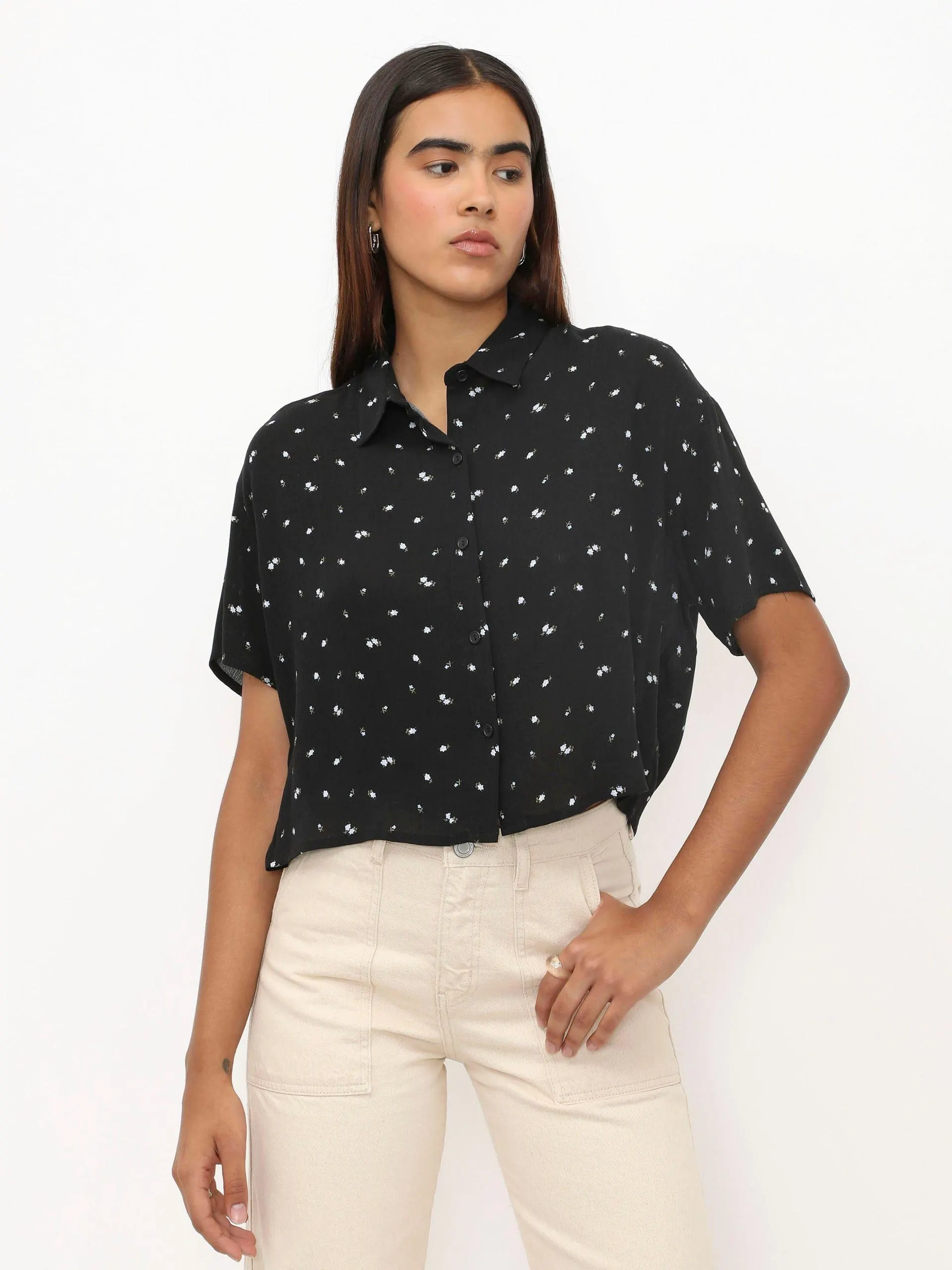 Blusa Manga Corta Estampado Flores Negra