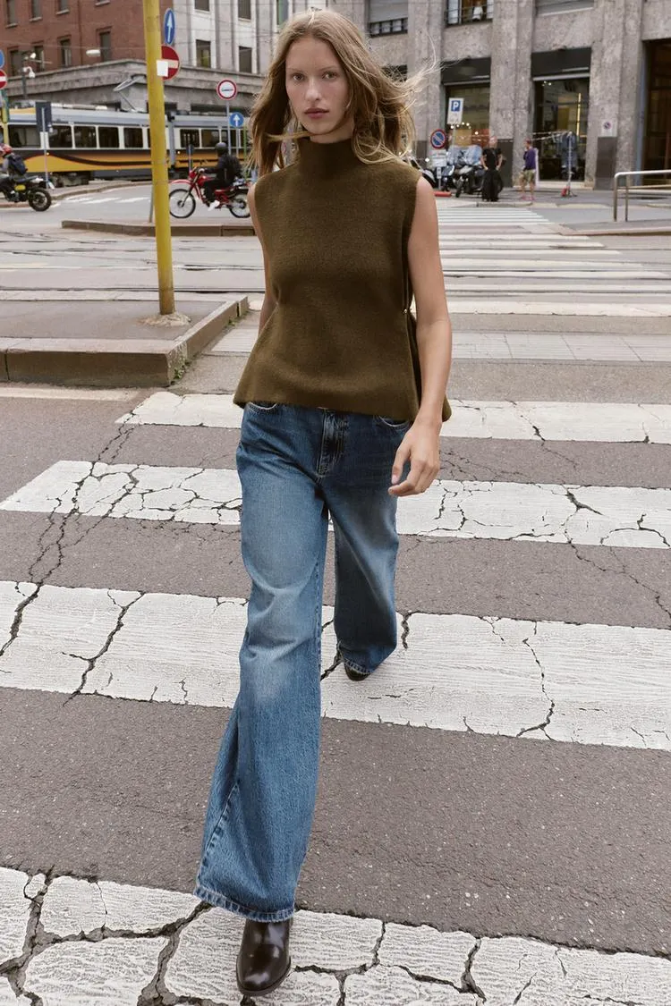 TOP TEJIDO ASIMÉTRICO APLICACIONES LATERALES