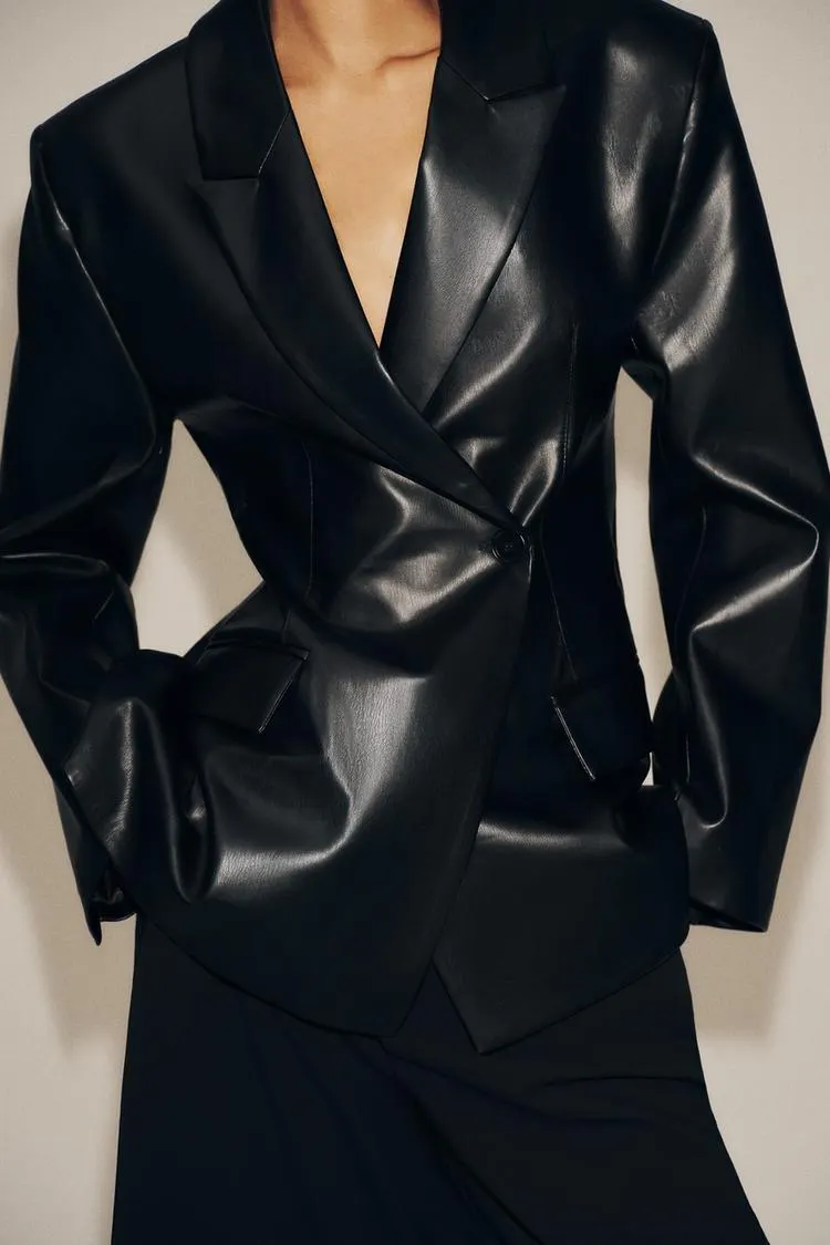 BLAZER EFECTO PIEL ENTALLADA