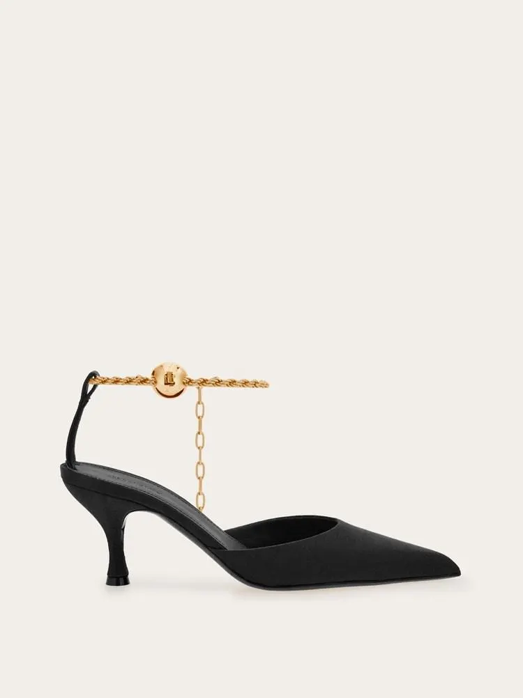 Zapatos de salón con cadena