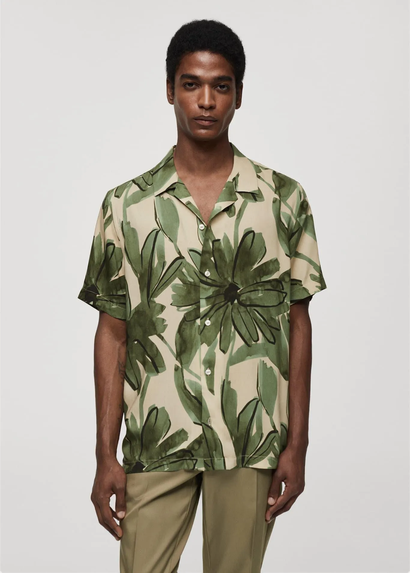 Camisa fluída estampado tropical