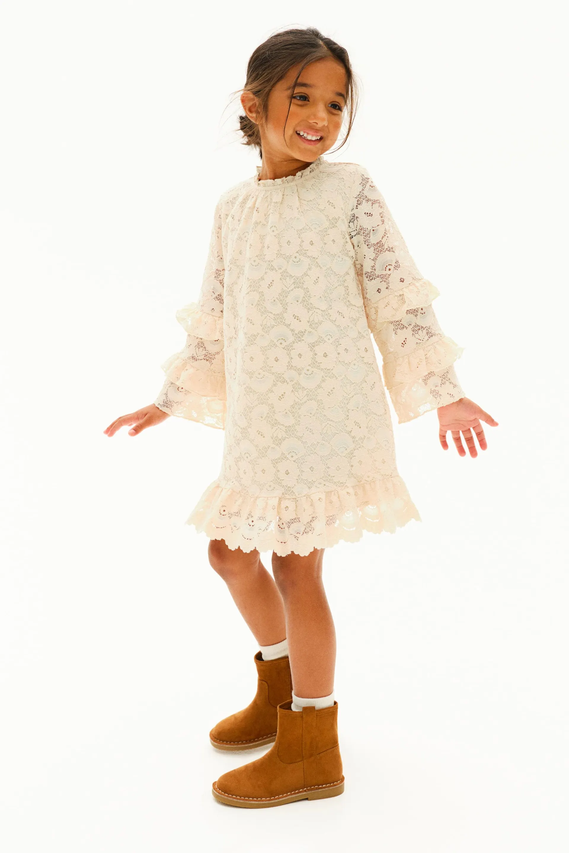 Vestido de encaje con olanes