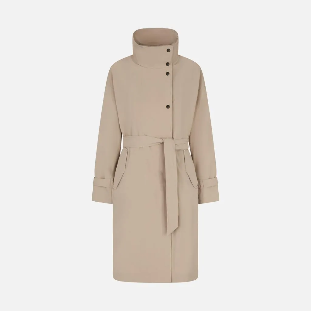 La modelo mide 177 cm cm y lleva la talla 42 (IT)