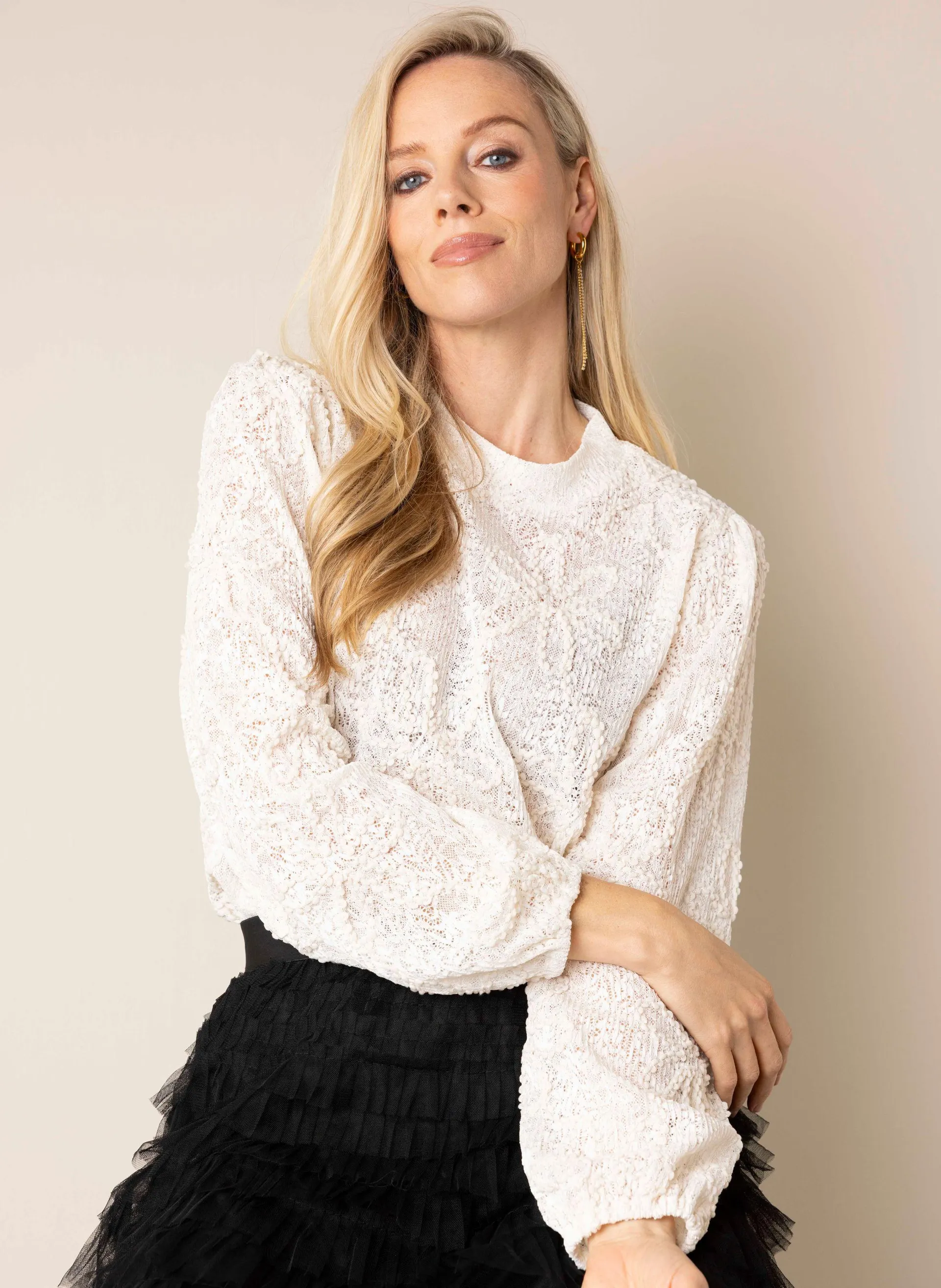 Ecru top met geborduurde bloemen