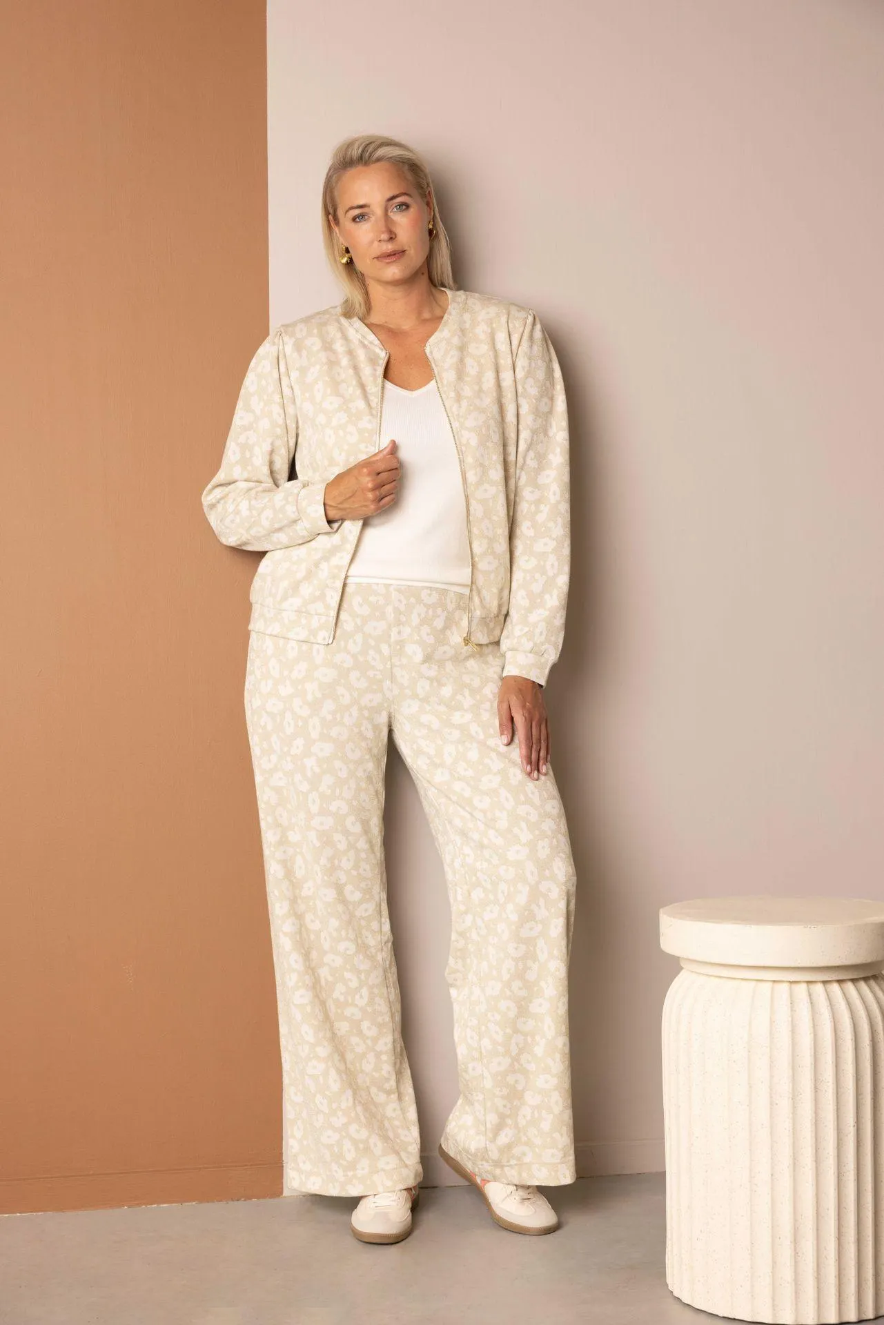 Ecru wijde broek met dierenprint