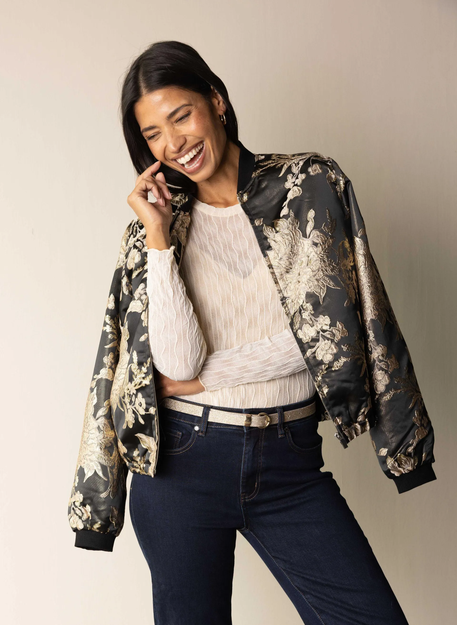Zwart bomberjas met goudkleurige bloemen