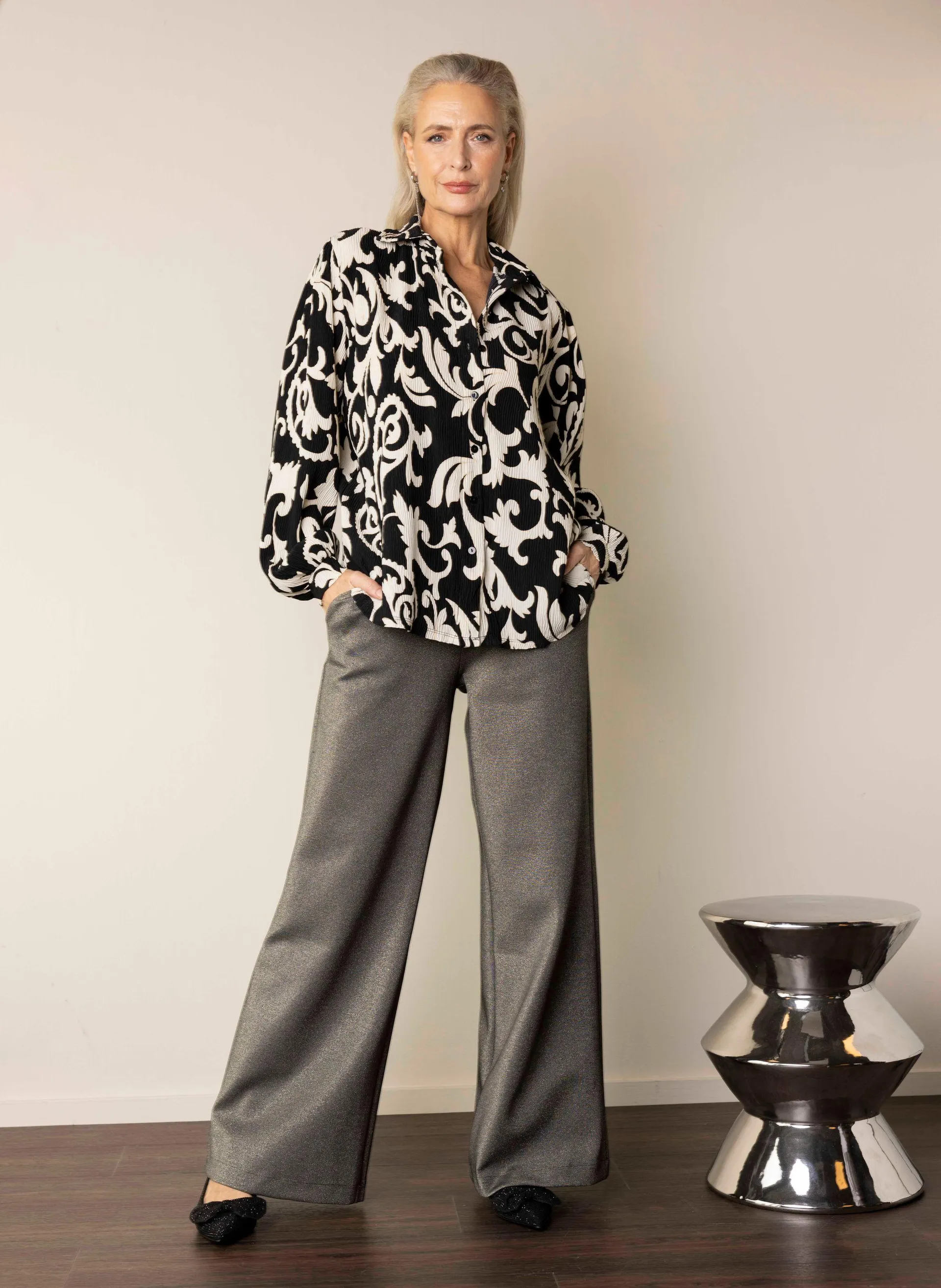 Zwarte blouse met sierlijk dessin