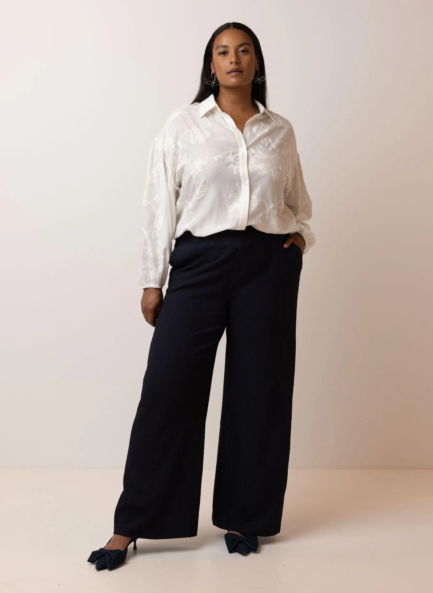 Donkerblauwe rechte broek met structuur