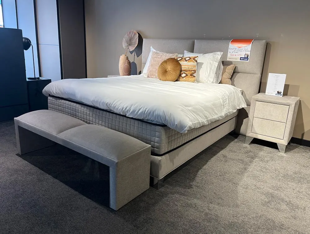 Boxspring 180 x 200 vlak incl. nachtkastjes en voetenbank (showroommodel)