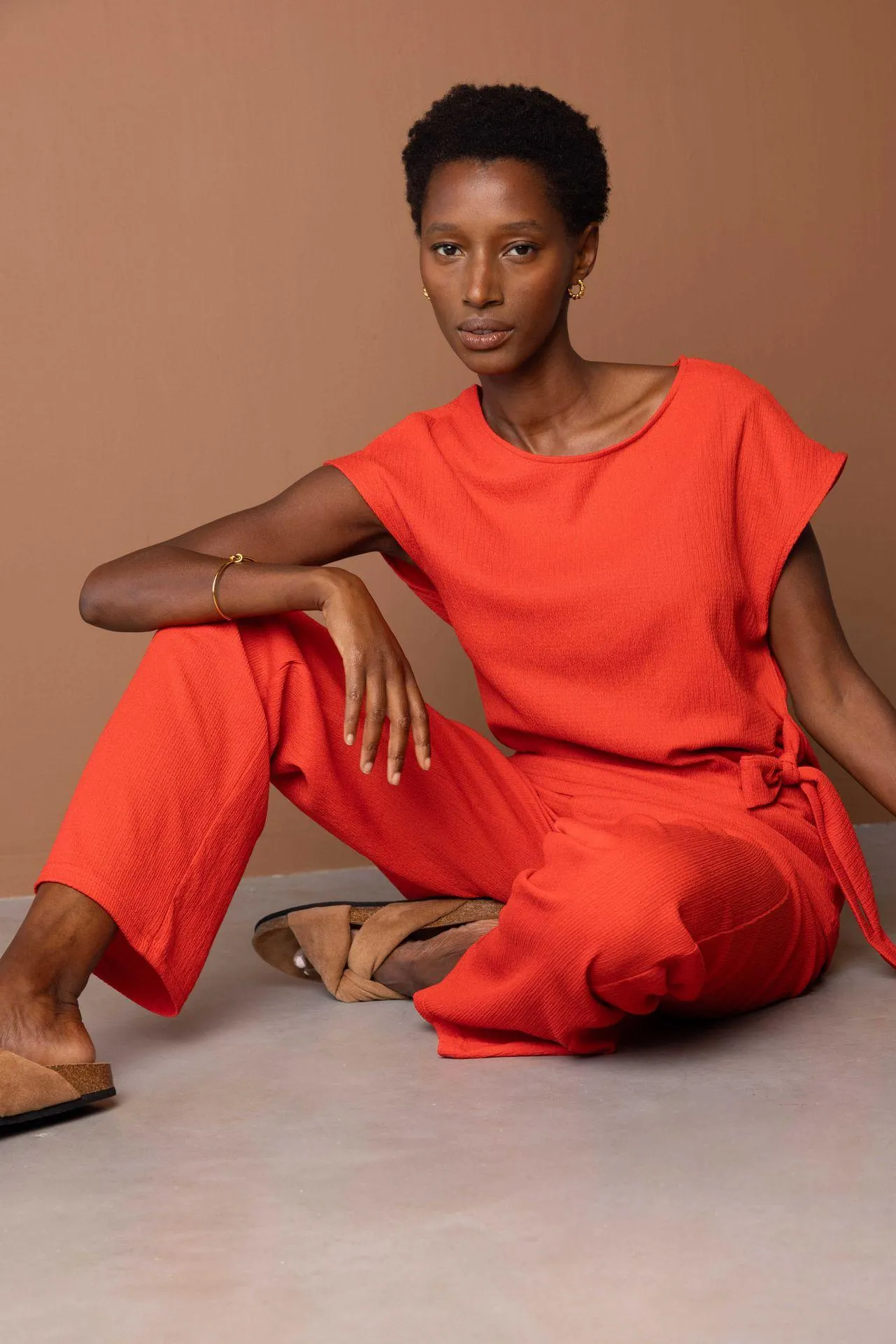 Rode top met strikdetail