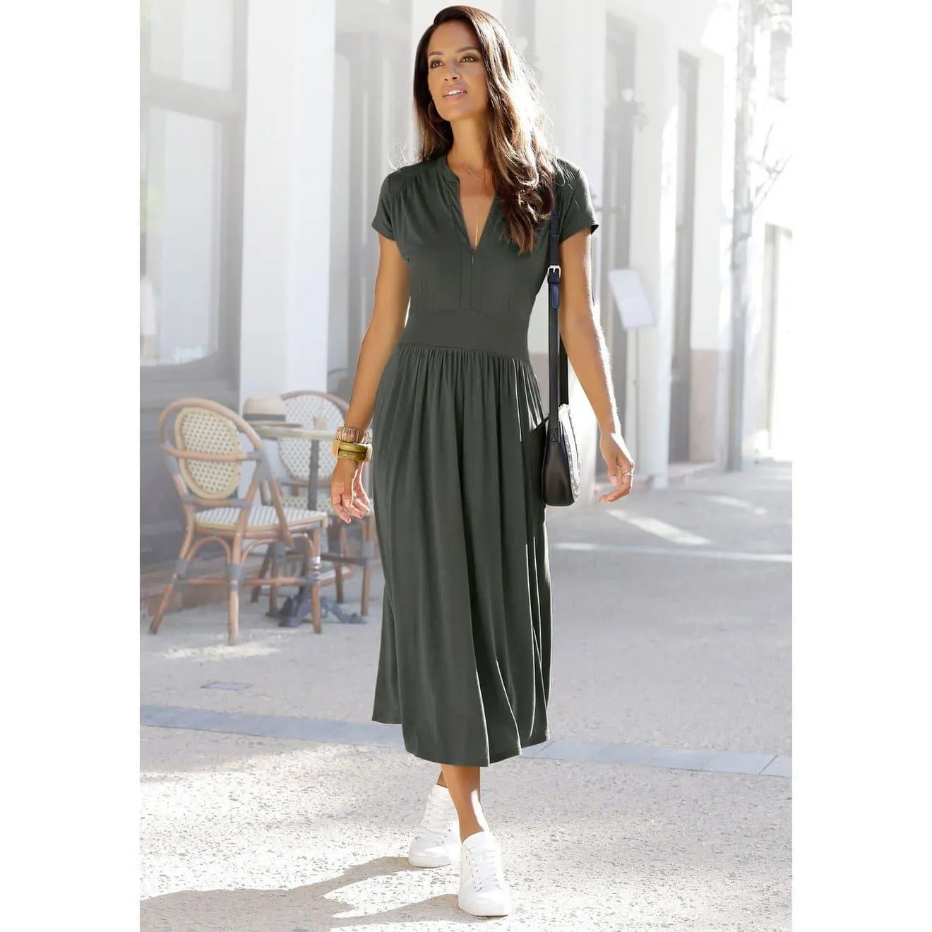 Lascana Midi-jurk met ritssluiting bij de hals, nauwsluitend, sportief en elegant