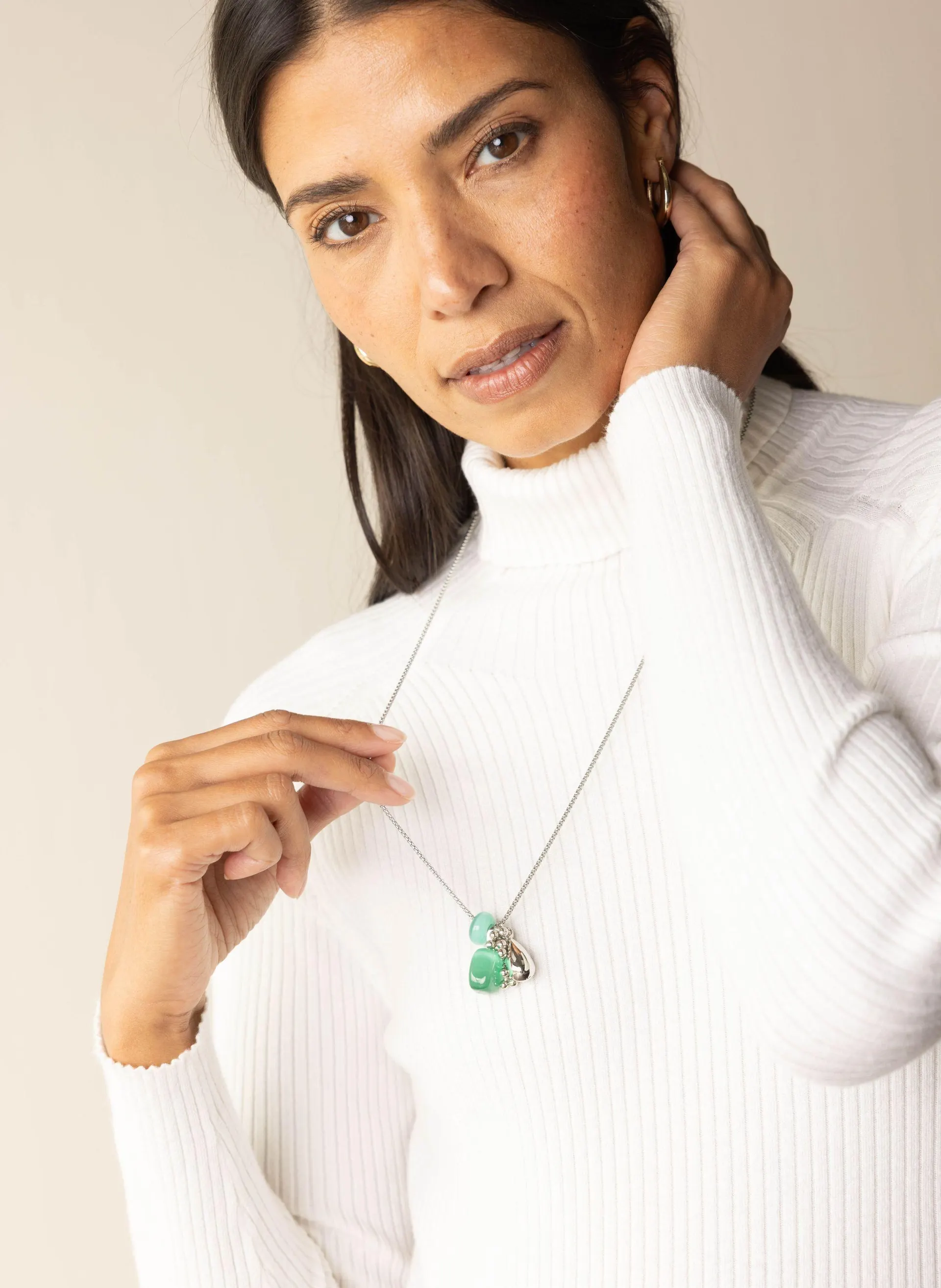 Zilverkleurige ketting met groene stenen