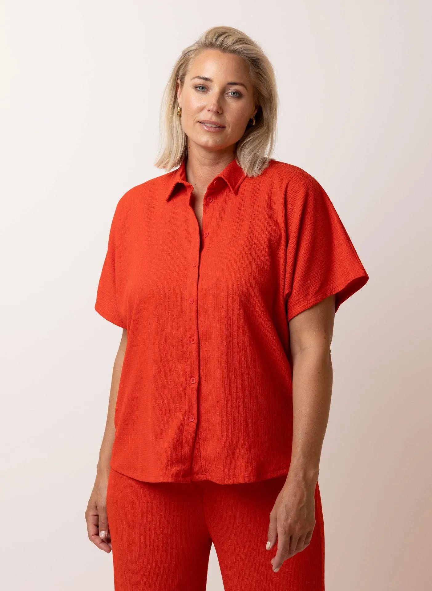 Rode blouse met klassieke kraag