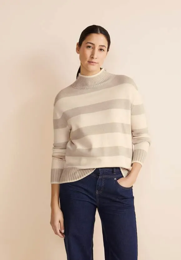 Gebreide trui met strepen