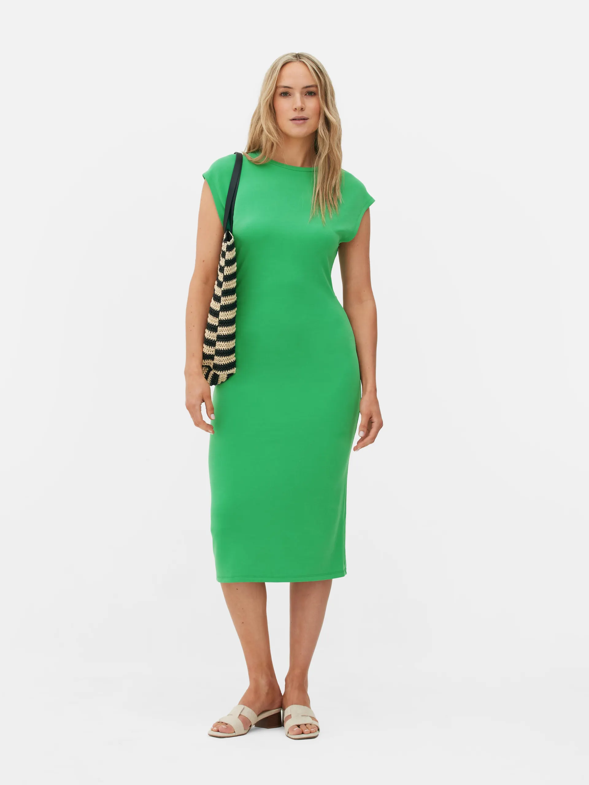 Vestido midi fruncido sin mangas