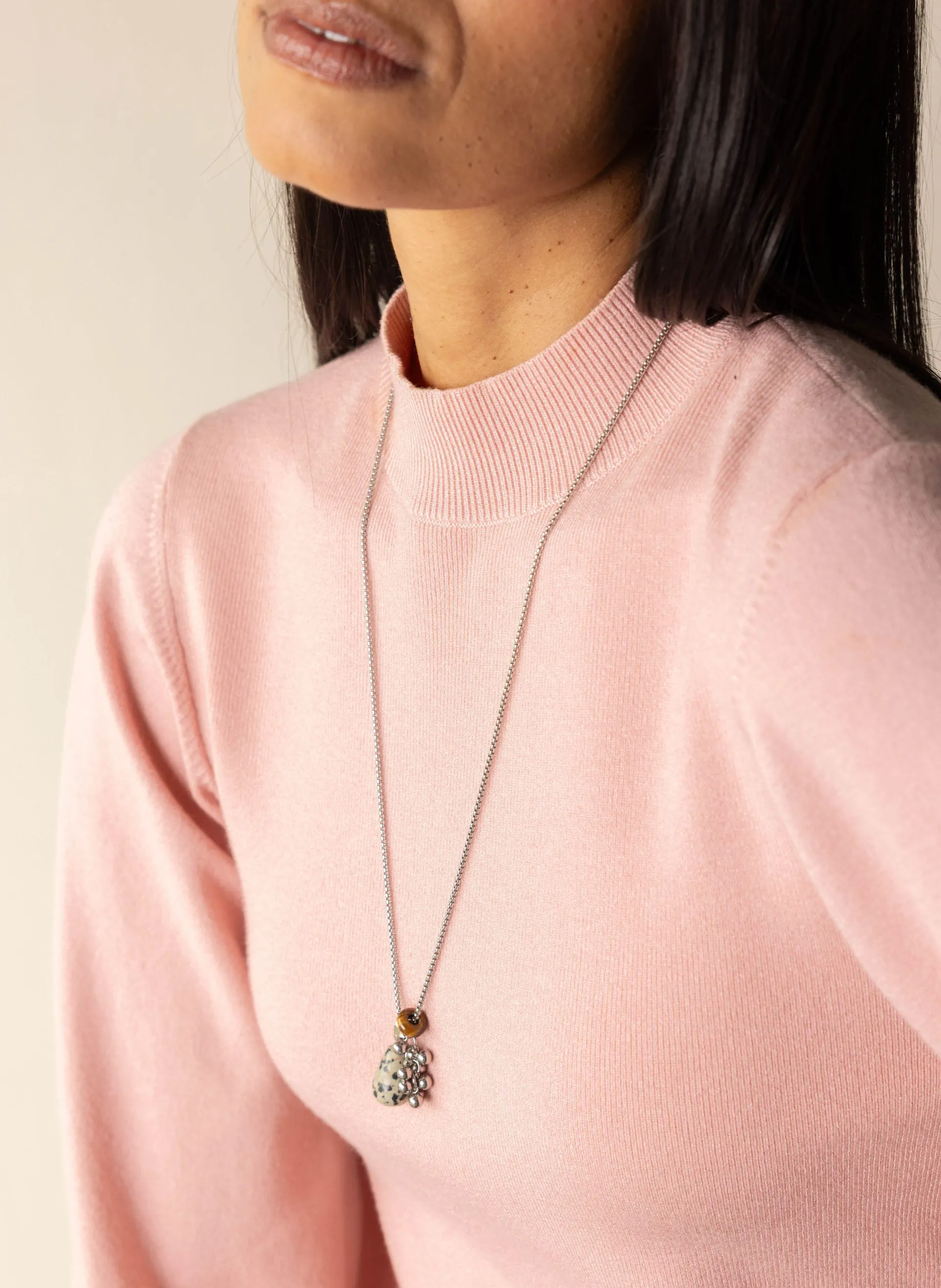 Zilverkleurige ketting met bruine stenen