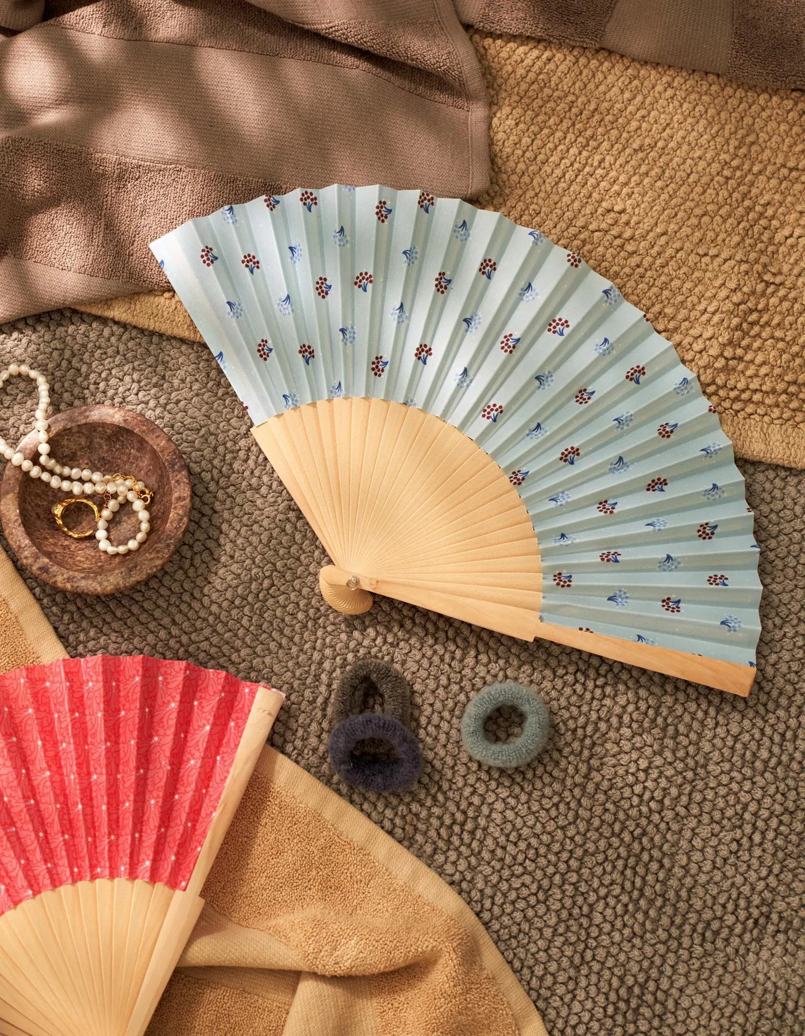 Waaier Polyester/katoen/grenenhout. 42,5 cm.